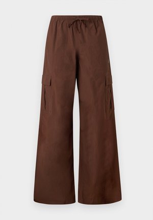Bruine wijde cargobroek met een elastische tailleband, trekkoord, zijflappenzakken en drukknoopdetails bij de pijpzomen.
