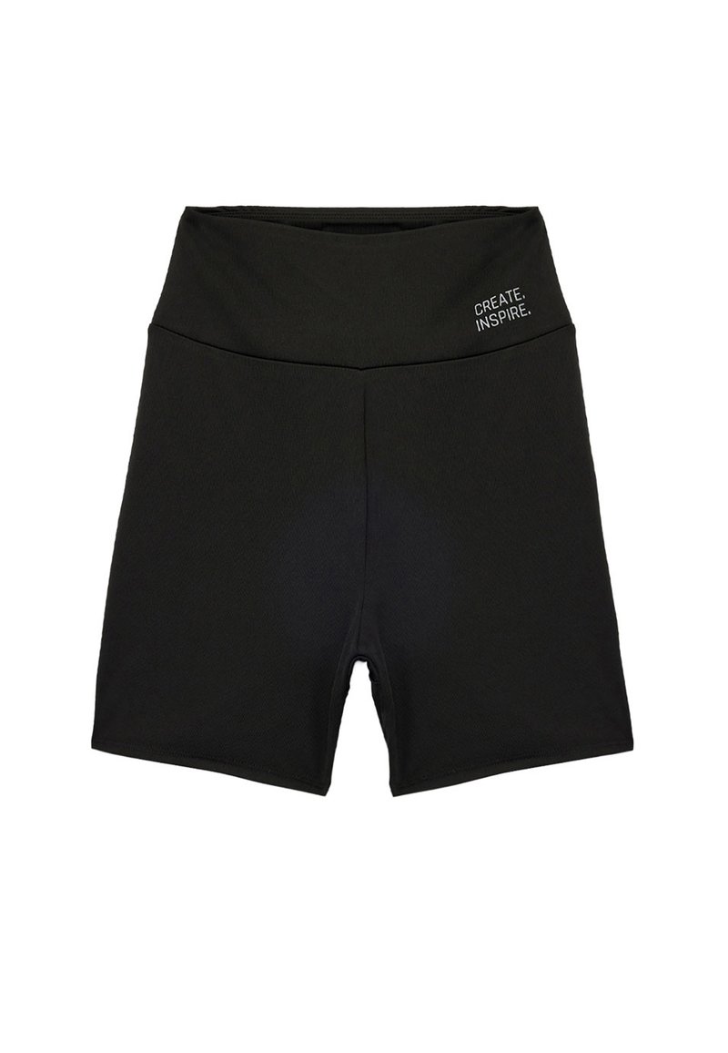 Zwarte high-waisted shorts van rekbare stof met een gestructureerde afwerking. Bevat witte tekst "CREATE. INSPIRE." op de tailleband.