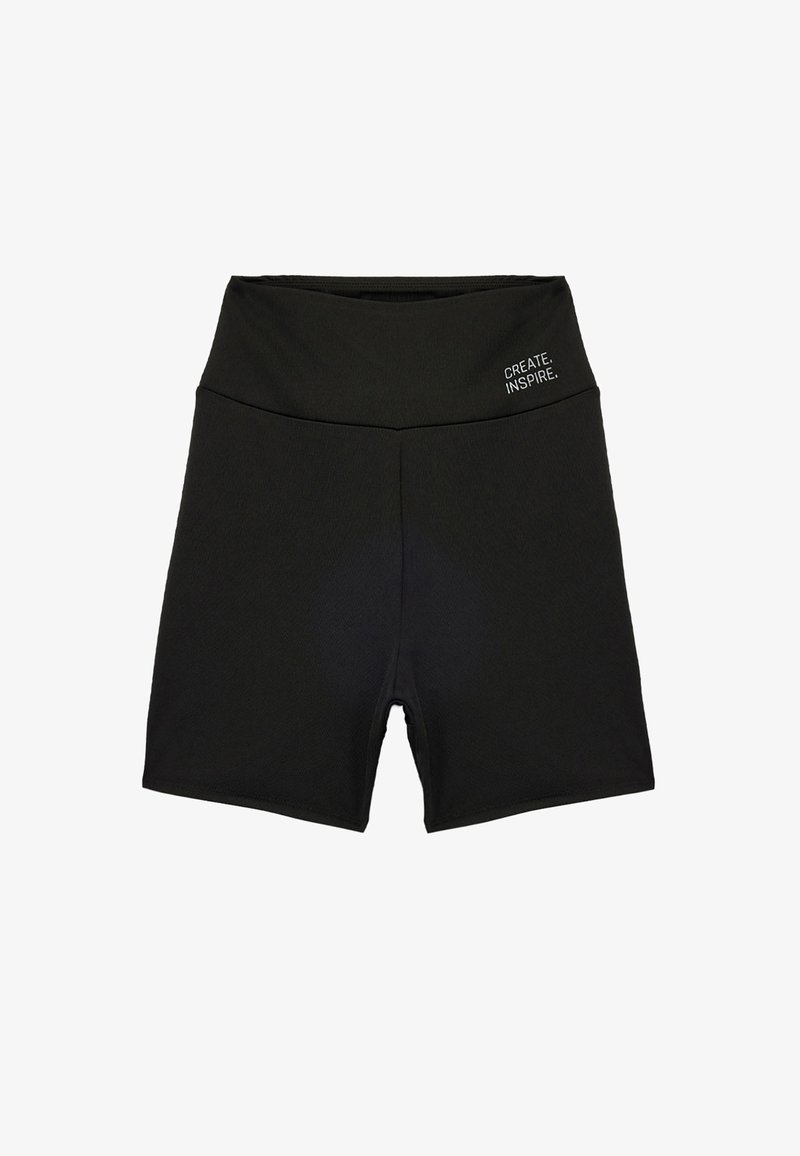 Zwarte high-waisted shorts van rekbare stof met een gestructureerde afwerking. Bevat witte tekst "CREATE. INSPIRE." op de tailleband.
