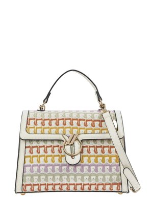 Bolso estructurado con patrón geométrico multicolor, ribete de cuero blanco, asa superior, correa de hombro desmontable y cierre circular dorado.