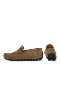 Brune suede loafers med rund tå, kontrasterende hvid syning og sorte gummisulder. Har et klassisk slip-on design.