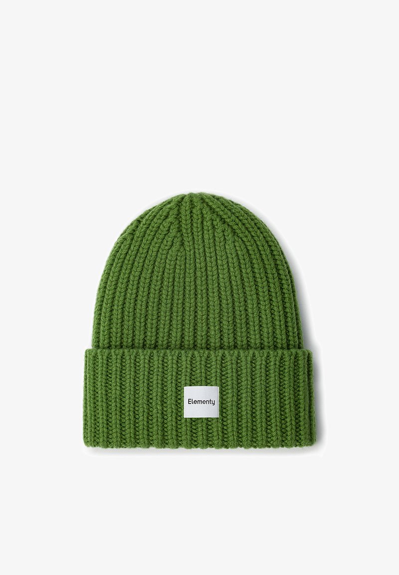 Zielona dziergana czapka z prążkowaną teksturą i podwiniętym mankietem. Na przodzie znajduje się mała kwadratowa metka z logo "Elementy".
