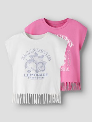 Δύο αμάνικα τοπ με φούντες, το ένα λευκό με το κείμενο «California Lemonade Fresh Fruit» και γραφικό λεμονιού, το άλλο ροζ με λευκό κείμενο και σχέδιο.