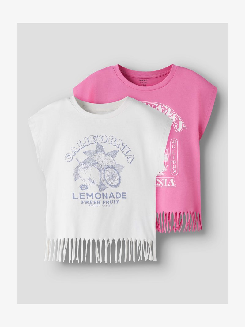 Deux hauts sans manches à franges, un blanc avec l'inscription « California Lemonade Fresh Fruit » et un graphique de citron, l'autre rose avec un texte blanc et un design.