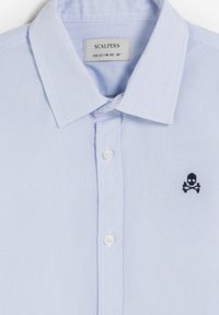 Blauw geruit overhemd met een button-down kraag, voorzien van een klein zwart schedel- en kruisbeenderenlogo aan de linkerkant. Gemaakt van katoen.