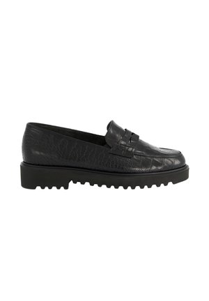 Mocassin en cuir noir avec texture crocodile et semelle épaisse à crampons, style slip-on avec une bride sur le dessus.