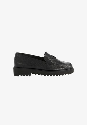 Mocassin en cuir noir avec texture crocodile et semelle épaisse à crampons, style slip-on avec une bride sur le dessus.