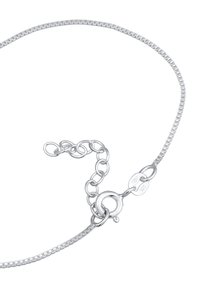 Silvrig kedja halsband med en stilren, platt design, utrustad med karbinlås och justerbar längd. Visar 925-stämpel för renhet.