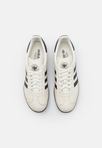 adidas Originals GAZELLE UNISEX - Sporta apavi - off white/utility black