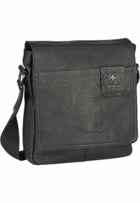 Borsa a tracolla in pelle nera con finitura testurizzata, chiusura a pattina, tracolla regolabile e patch logo frontale. Forma compatta e rettangolare.