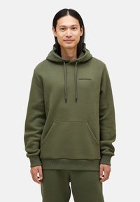 Olijfgroene hoodie van zachte stof, met een kangoeroezak, een capuchon met trekkoord, ribgebreide manchetten en een logo op de borst.