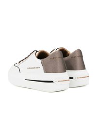 Sneaker bianche con un'accensione in tessuto grigio sul tallone, caratterizzate da dettagli neri sui lati e testo del logo sul tallone e sulla linguetta.