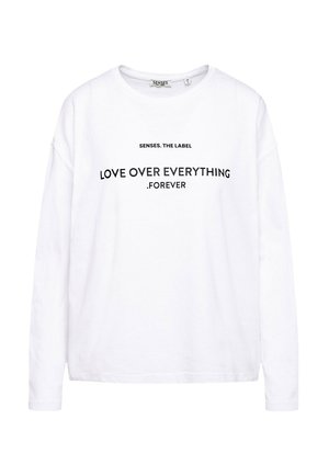 Weißes Langarm-T-Shirt aus Baumwolle mit rundem Ausschnitt. Mit schwarzem Text: "SENSES. THE LABEL LOVE OVER EVERYTHING .FOREVER."
