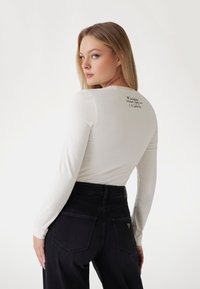 Guess TRIANGLE TIGER - Ilgarankovis viršutinės dalies drabužis - weiß