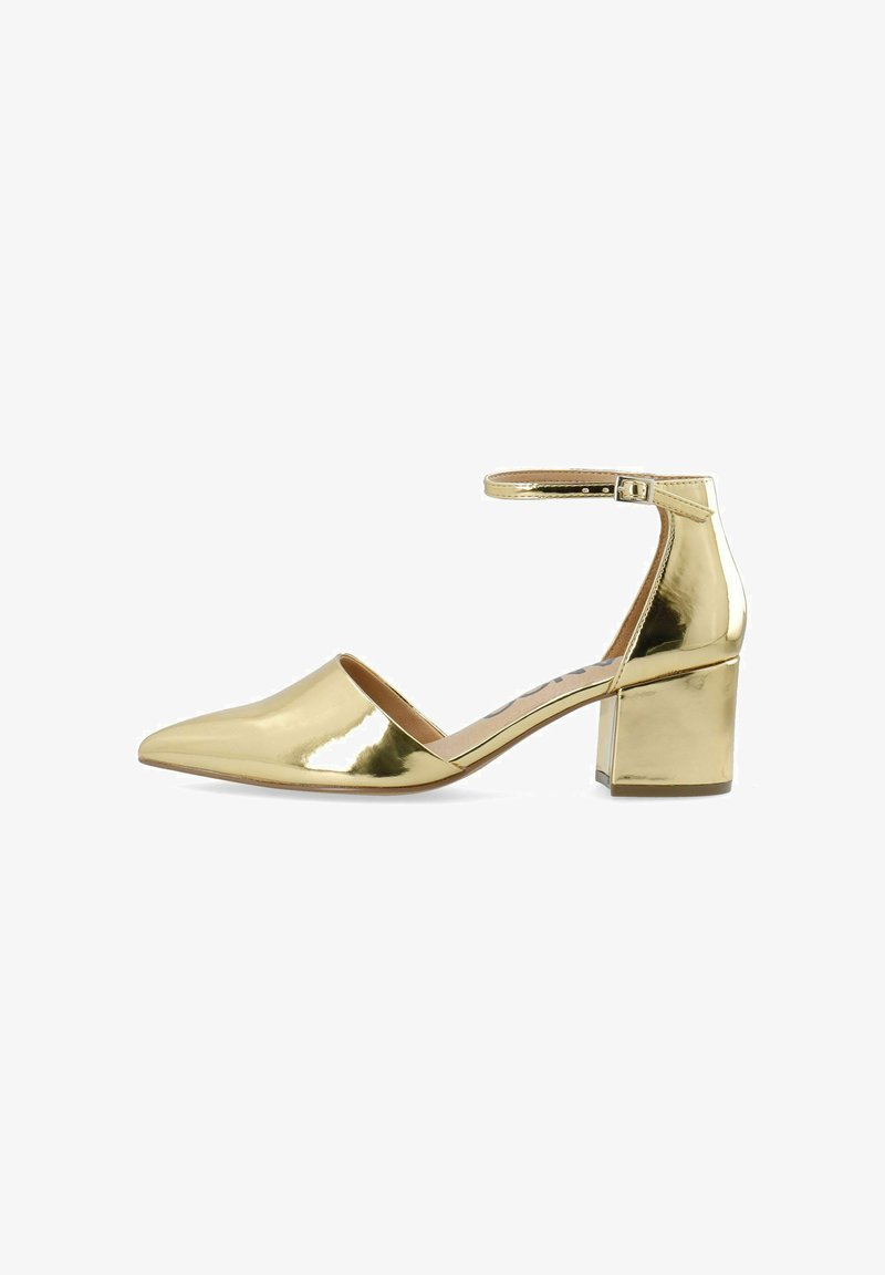 Chaussure à talon haut en métal doré avec un bout pointu, une bride autour de la cheville et un talon bloc épais. Fini en simili cuir avec une texture lisse.