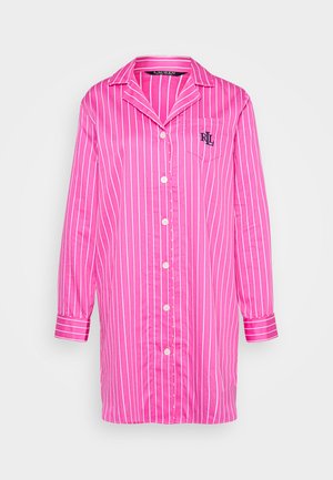 Chemise de nuit rayée rose en tissu léger. Dotée d'un col, de manches longues, de boutons sur le devant, et d'une poche poitrine unique avec un détail de logo.