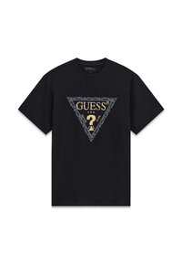 Zwart katoenen T-shirt met een driehoekige afbeelding met een ingewikkeld zilveren ontwerp en gouden tekst "GUESS U.S.A." in het midden.