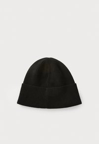 Zwarte gebreide beanie met ribbeltextuur, omvouwbare manchet en een ronde bovenkant, ontworpen voor warmte en comfort.