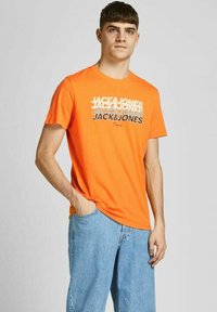 Jack & Jones JORBRADY TEE CREW NECK - Camiseta estampada - sun orange