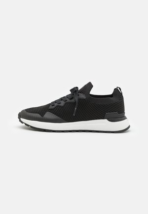 Trainers - black