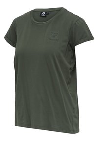 Camiseta de manga corta en verde oliva, fabricada en tejido suave, con un cuello redondo y un sutil logo en relieve en el pecho.