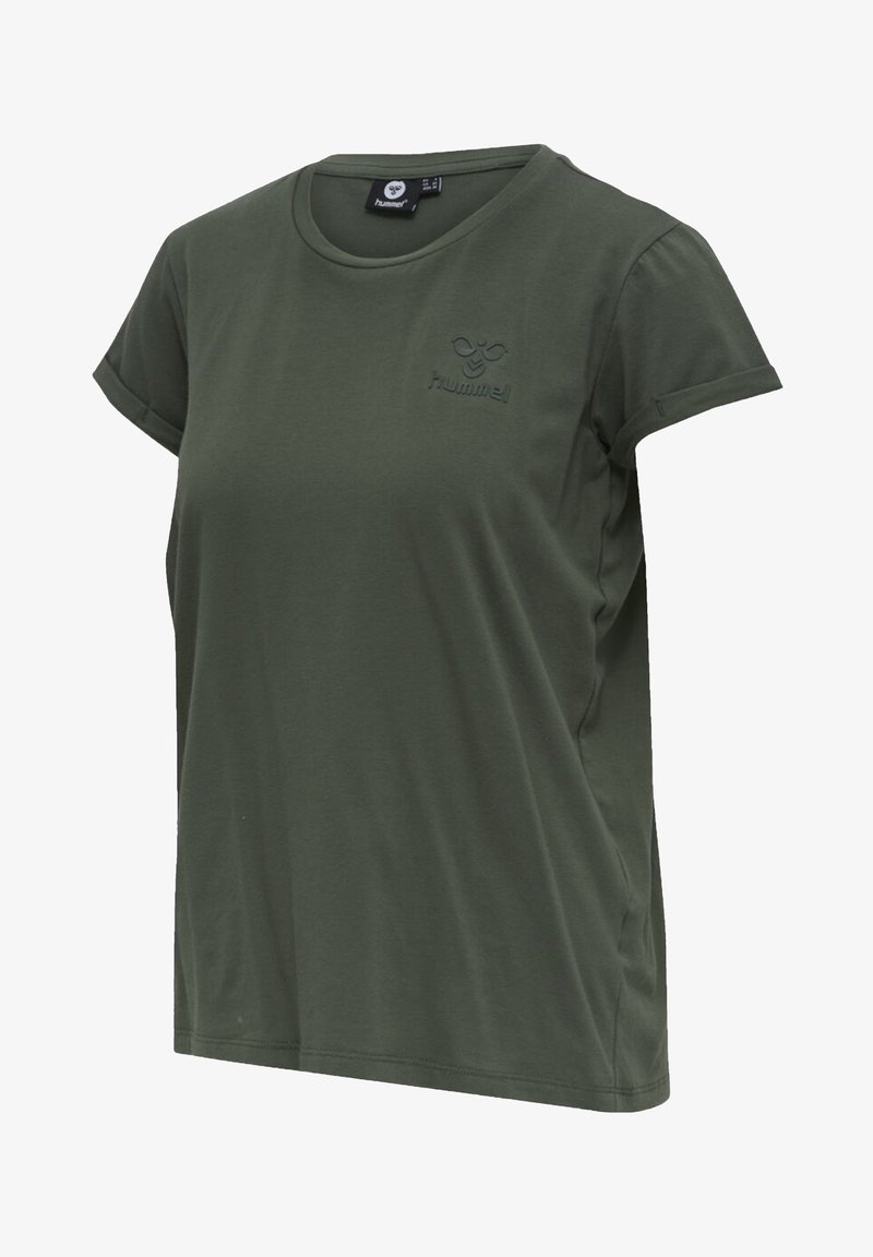 Camiseta de manga corta en verde oliva, fabricada en tejido suave, con un cuello redondo y un sutil logo en relieve en el pecho.