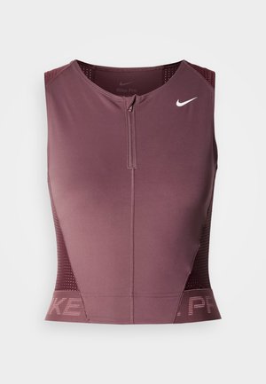 Αμάνικη μπλούζα Nike Pro σε σκούρο μπορντό χρώμα με εμπρόσθιο φερμουάρ, υφασμάτινες πλευρικές λεπτομέρειες και λογότυπο στο στήθος. Λείο ύφασμα, αθλητική εφαρμογή.