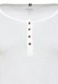 Weißes, geripptes Langarmshirt aus Bio-Baumwolle. Mit rundem Halsausschnitt und sieben braunen Knöpfen entlang der Knopfleiste.