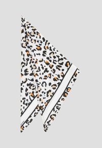 Leopardenmuster-Schal aus weißem Stoff, verziert mit schwarzen, orangen und beigen Flecken. Die Ränder sind mit kräftigen schwarz-weißen Streifen versehen.