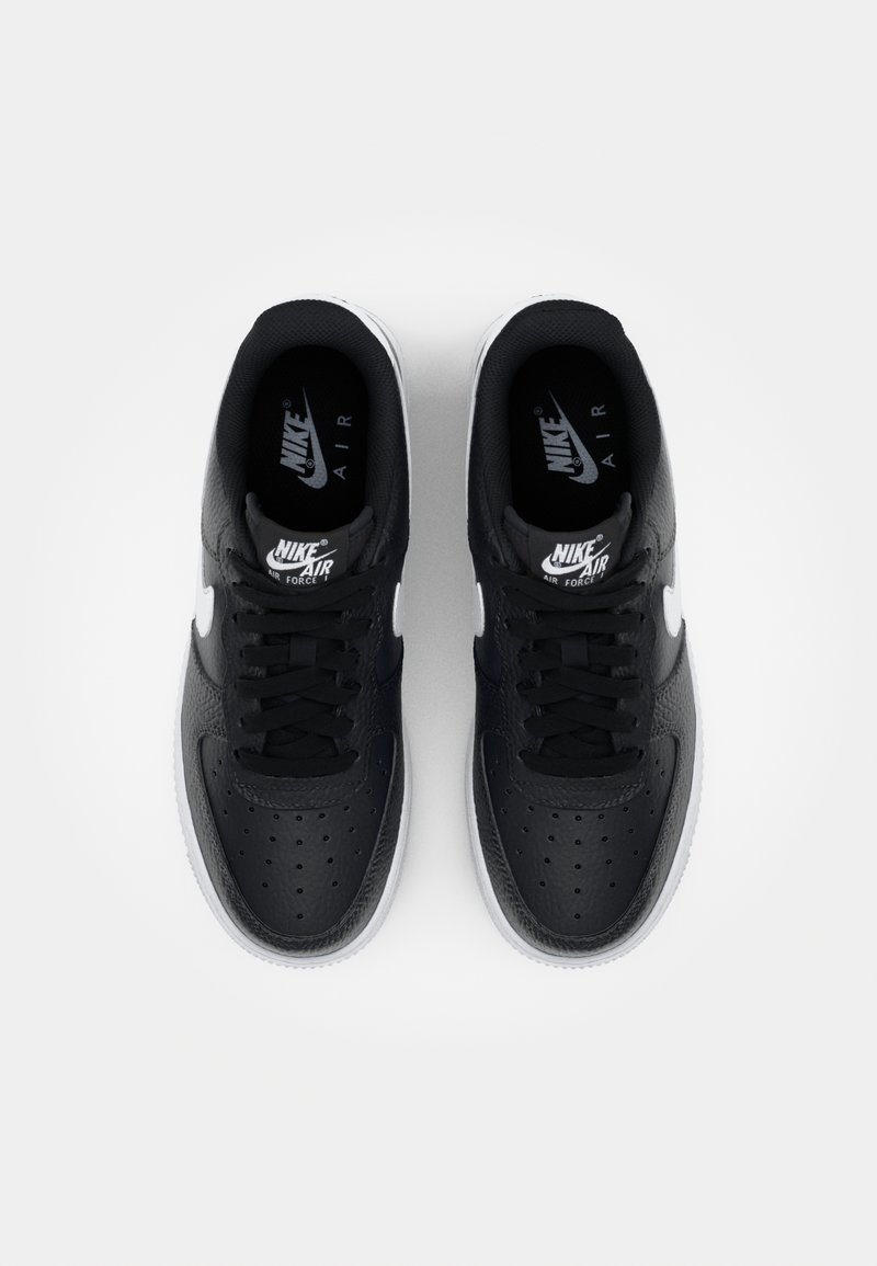 Schwarze Nike Air Force 1 Sneakers mit glattem Lederobermaterial, perforierter Zehenpartie, flachen schwarzen Schnürsenkeln und weißer Gummisohle. Logo auf der Zunge und an den Seiten.