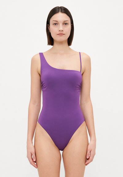 Maillot de bain une pièce violet avec un design asymétrique, texture lisse et détails froncés sur le côté, doté de fines bretelles et d'une taille haute.