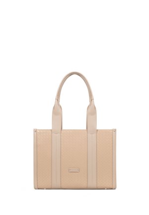 Beżowa prostokątna torba na ramię o tkanej fakturze, z dwoma długimi uchwytami i małą metalową tabliczką z logo na przednim środku.