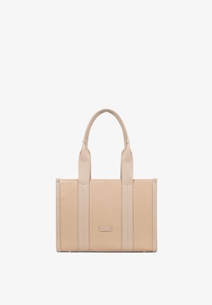 Beige rechthoekige draagtas met geweven textuur, twee lange hengsels en een klein metalen merkembleem in het midden aan de voorkant.