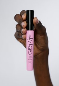 Różowa tubka tuszu do rzęs z napisem "Catchy Eyes" z czarną nakrętką, z tekstem "Curve Length Definition" i "GOSH" na dole.