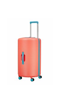 Valise rigide corail avec texture striée, accents bleus, poignée rétractable et quatre roues pivotantes pour la mobilité.