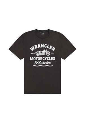 Musta Wrangler T-paita, jossa valkoinen moottoripyöräkuvio ja teksti "Wrangler Motorcycles & Service ESTD 1947" sekä ruudullinen viiva alla.