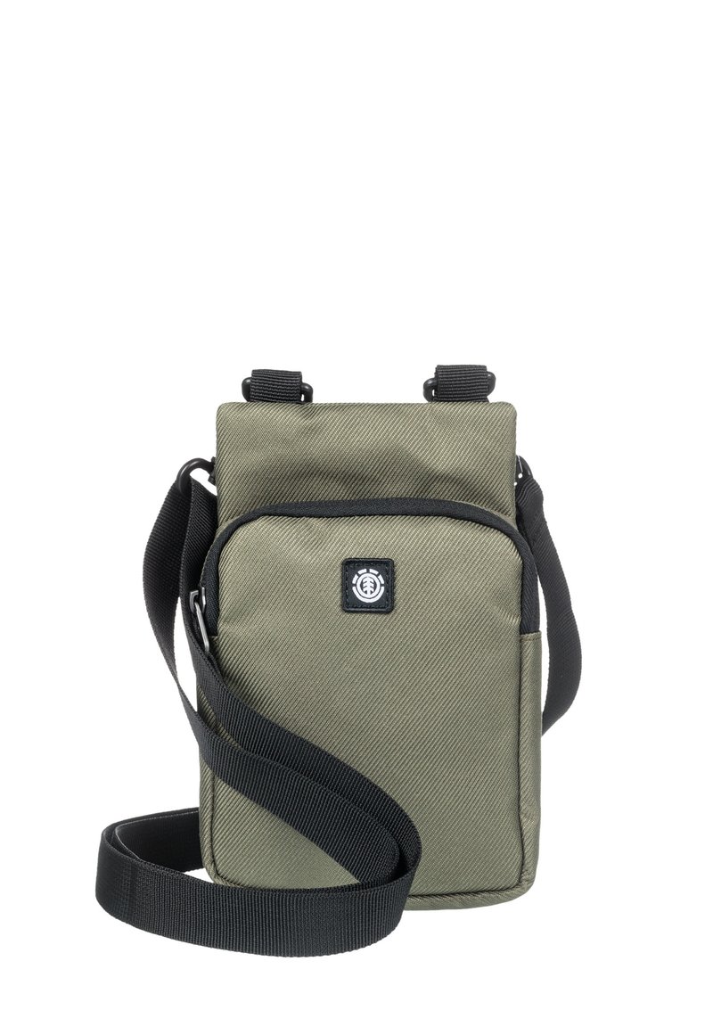 Borsa a tracolla in tessuto verde oliva con dettagli neri, dotata di tasca frontale con zip, tracolla regolabile e patch con logo. Superficie testurizzata.