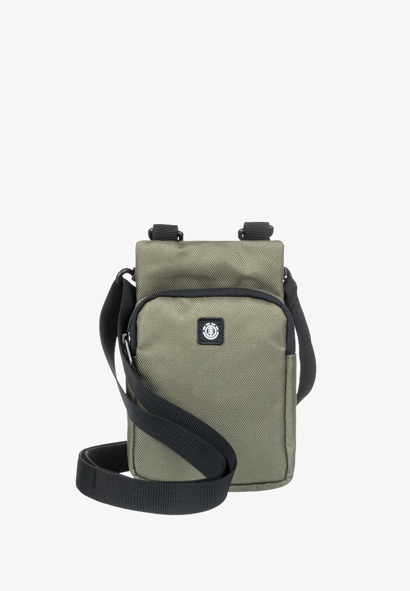 Borsa a tracolla in tessuto verde oliva con dettagli neri, dotata di tasca frontale con zip, tracolla regolabile e patch con logo. Superficie testurizzata.