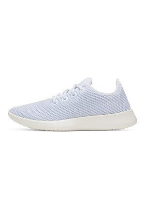 Helleblaue Mesh-Schuhe für den Sport mit einer glatten weißen Sohle, ausgestattet mit runden Schnürsenkeln und einem minimalistischen Design. Texturiertes Obermaterial für Atmungsaktivität.