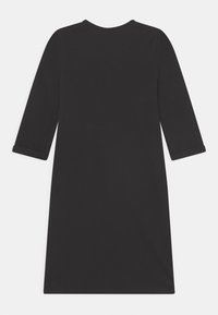 Robe noire à mi-mollet avec des manches trois-quarts, un col rond et des revers roulés. Texture lisse et sans motifs ni accents visibles.