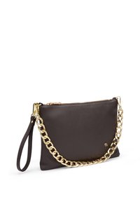 Donkerbruine leren clutch met een gestructureerde afwerking. Voorzien van een gouden schouderband en een ritsafsluiting. Compacte, rechthoekige vorm.