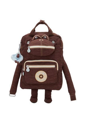 Zaino marrone a forma di scimmia con braccia, gambe, orecchie e tasche con cerniera, con un piccolo portachiavi con scimmietta di peluche attaccato.