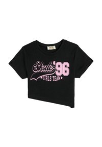 Sort ribbet crop t-shirt med korte ærmer. Har pink grafisk tekst, der står "Skate '96 GIRLS TEAM" i en legende skrifttype.