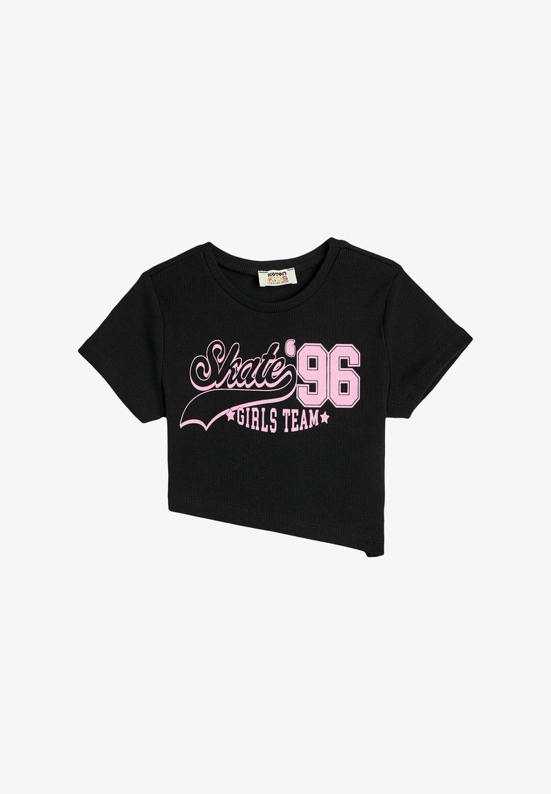 Schwarzes Ripp-Crop-Top mit kurzen Ärmeln. Mit pinkem grafischen Text "Skate '96 GIRLS TEAM" in einer verspielten Schriftart.