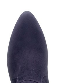 Spitzschuh aus dunkelblauem Wildleder, mit einer glatten Textur und nahtlosem Design, sowie einem leicht erhöhten Absatz für zusätzlichen Auftrieb.