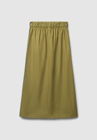 Gonna verde oliva realizzata in un tessuto liscio e leggero; presenta una vita elasticizzata e un design plissettato; arriva fino a metà polpaccio.