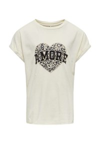 Camiseta de manga corta color crema con un diseño de corazón de estampado de leopardo y la palabra "AMORE" en letras negritas negras. Textura de tela suave.