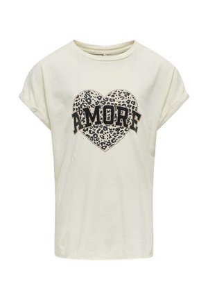 Camiseta de manga corta color crema con un diseño de corazón de estampado de leopardo y la palabra "AMORE" en letras negritas negras. Textura de tela suave.