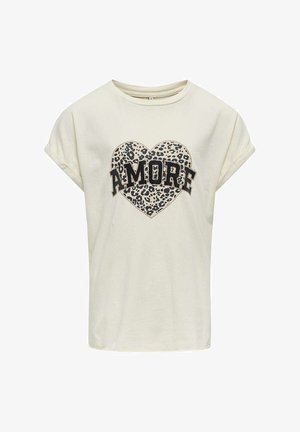T-shirt crème à manches courtes avec un design de cœur en imprimé léopard et le mot "AMORE" en lettres noires en gras. Texture de tissu douce.