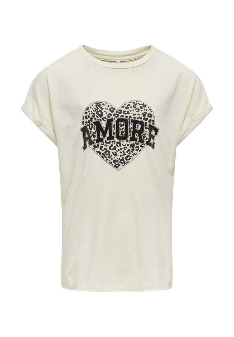 Camiseta de manga corta color crema con un diseño de corazón de estampado de leopardo y la palabra "AMORE" en letras negritas negras. Textura de tela suave.